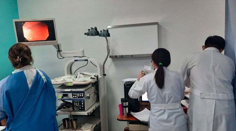 Personal médico del Hospital Asunción de Juigalpa, Chontales realizando de endoscopía a pacientes