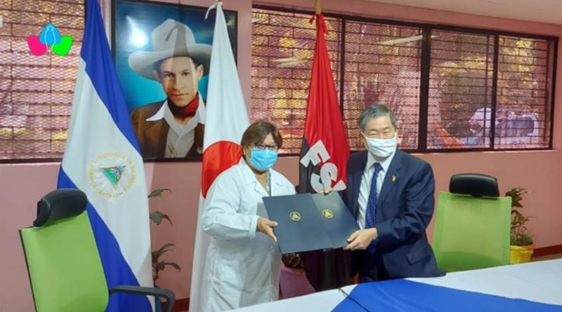 Doctora Martha Reyes, Ministra de Salud, y el Embajador del Japón en Nicaragua, Señor Yasuhisa Suzuki en la firma del Canje de Notas del Programa de “Donación de Equipos Médicos para la Lucha contra el Covid-19”.