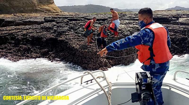 Miembros de la Fuerza Naval rescatan a 4 tripulantes de una embarcación en Playa Hermosa