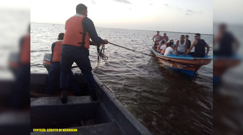 Miembro de la Fuerza Naval durante el rescate de una panga con 15 personas en Bluefields