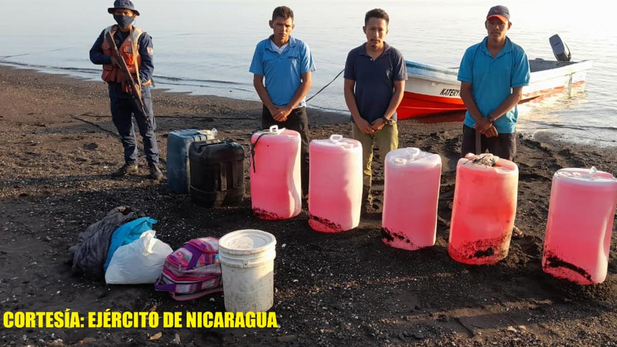 Fuerza Naval informó sobre 2 tripulantes y 1 pasajero a bordo, quienes ingresaron de manera ilegal al país, procedentes de la República de El Salvador.