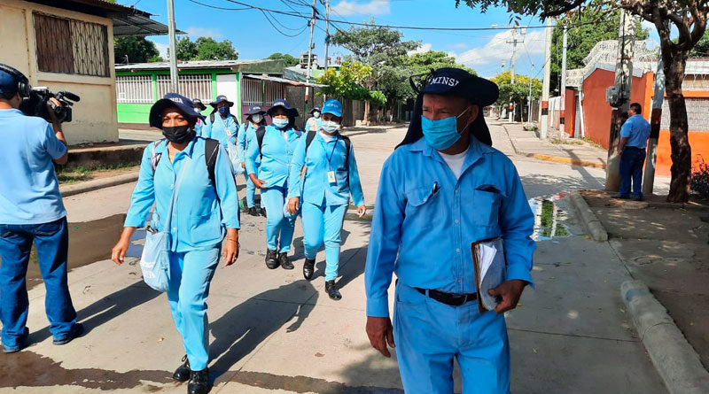 Brigadistas del Ministerio de Salud de Nicaragua fumigando las viviendas del barrio La Esperanza de Managua.