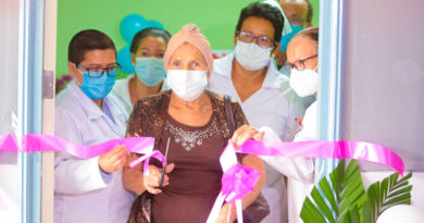 Paciente junto a médicos inauguran la clínica de salud mental en el Hospital Alemán Nicaragüense