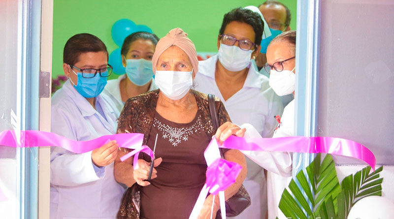 Paciente junto a médicos inauguran la clínica de salud mental en el Hospital Alemán Nicaragüense