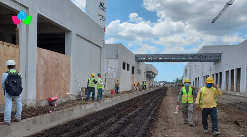 Trabajadores durante la construcción del nuevo Hospital Departamental de Chinandega.