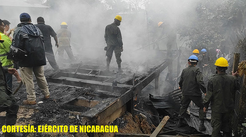 Efectivos del Ejército de Nicaragua sofocando incendio en vivienda, ubicada en el barrio Marcos Antonio Somarriba, municipio de Siuna