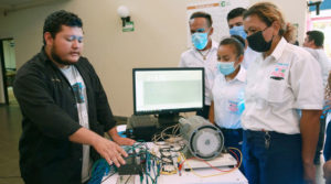 Estudiantes durante una exposición en el lanzamiento de la tercera edición de la jornada INNOVATEC