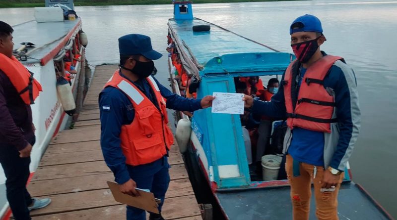 Efectivos militares de la Fuerza Naval del Ejército de Nicaragua realizan inspección a embarcaciones de la flota pesquera de Nicaragua.