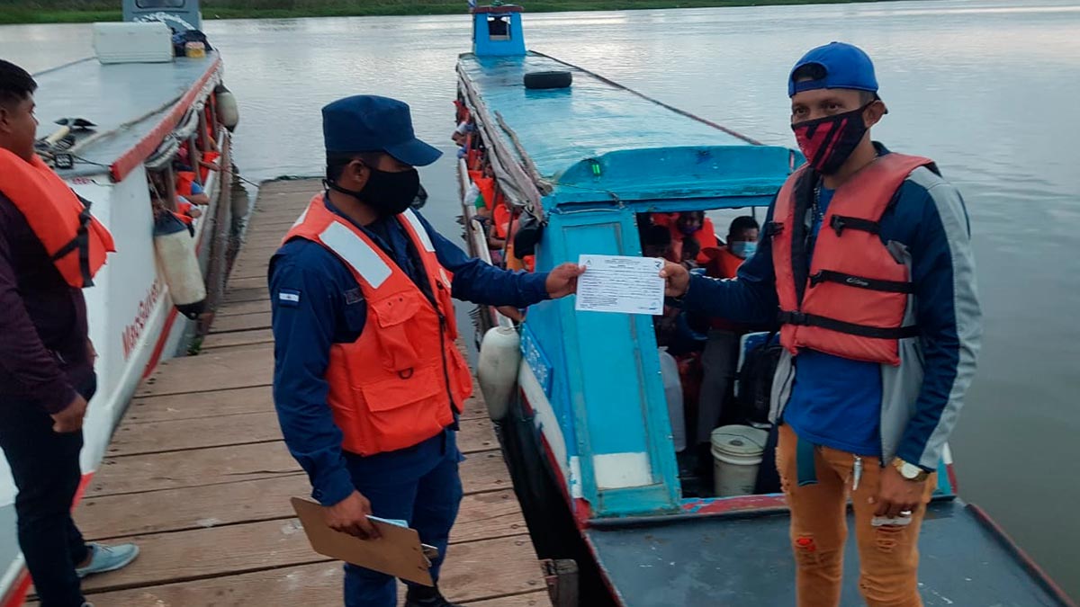 Efectivos militares de la Fuerza Naval del Ejército de Nicaragua realizan inspección a embarcaciones de la flota pesquera de Nicaragua.