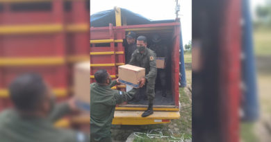 Miembros del Ejército de Nicaragua realizando descargue de insumos médicos en Prinzapolka