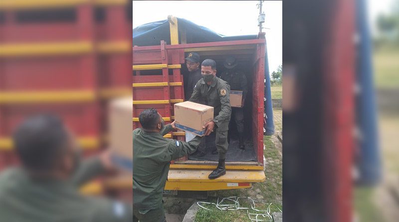 Miembros del Ejército de Nicaragua realizando descargue de insumos médicos en Prinzapolka