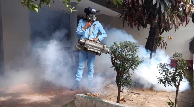 Trabajador del MINSA durante la Jornada de Fumigación