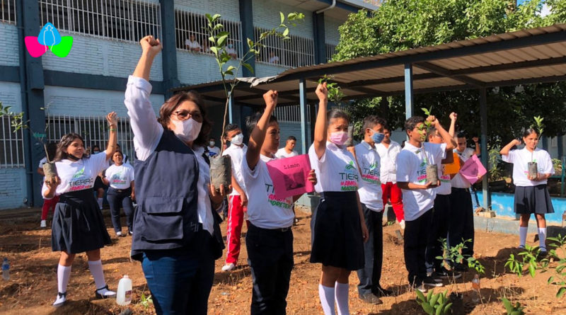 Ministra de Educación, compañera Miriam Raudez junto a los estudiantes de Federación de Estudiantes de Secundaria en la jornada de reforestación en saludo a la Cruzada Nacional de Alfabetización.