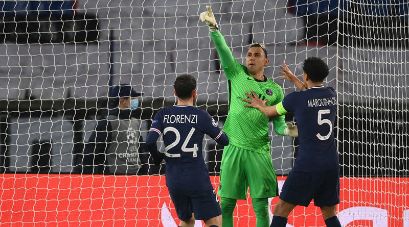 El portero costarricense Keylor Navas celebrando la clasificación del PSG a los cuartos de final de la Champions, tras destrozar en el global 5 a 2 al Barcelona.