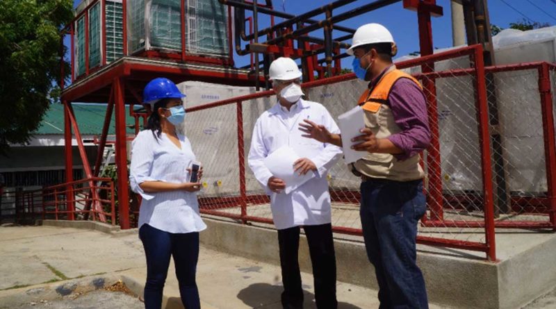 Doctor Carlos Saenz durante recorrido en Laboratorio de Virología y Tuberculosis