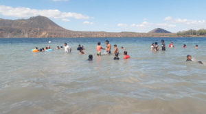 Familias nicaragüenses se refrescan en la laguna de Xiloá