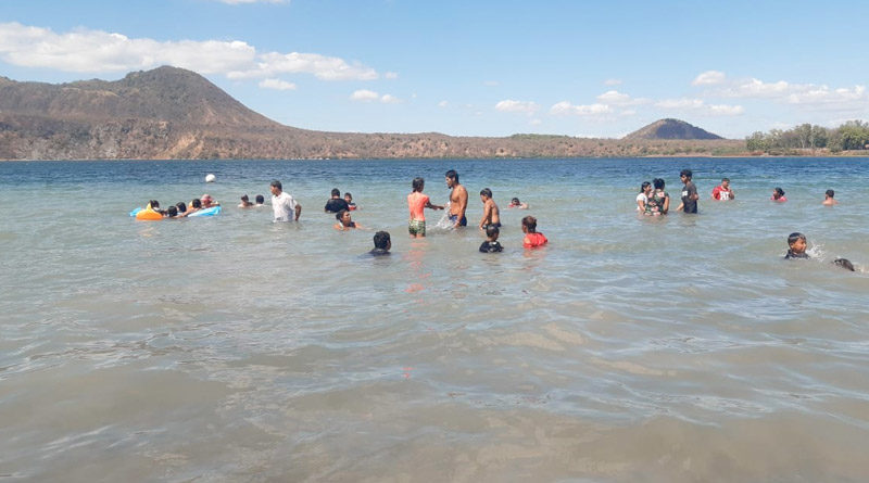 Familias nicaragüenses se refrescan en la laguna de Xiloá