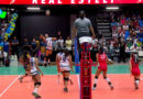 Jugadora de las Leonas de Managua atacando en un juego ante Estelí en la Liga de Voleibol Femenino de Nicaragua, desde el Polideportivo Alexis Arguello.