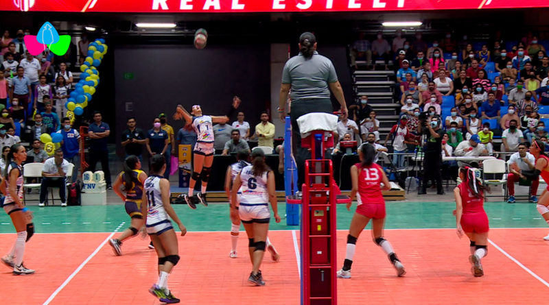 Jugadora de las Leonas de Managua atacando en un juego ante Estelí en la Liga de Voleibol Femenino de Nicaragua, desde el Polideportivo Alexis Arguello.