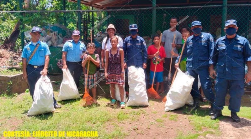 Efectivos militares junto a autoridades municipales y pobladores durante la jornada de limpieza en Corn Island.