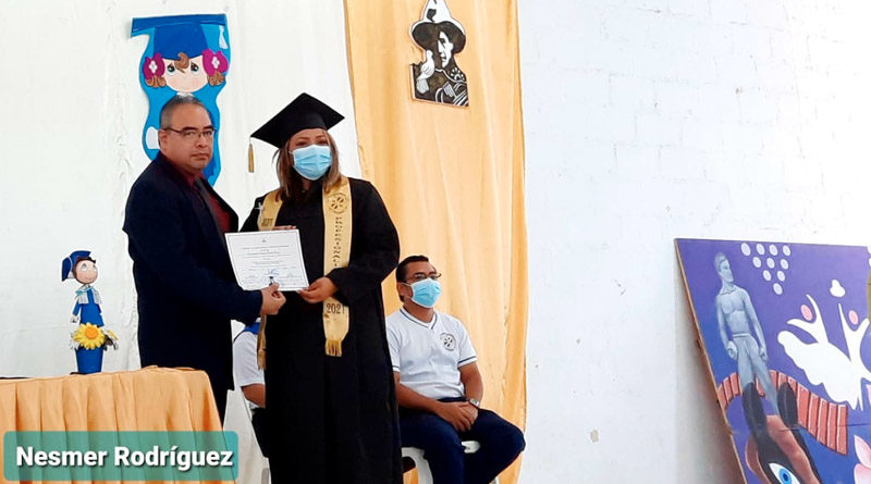 Maestros recibiendo su título en la Escuela Normal Alessio Blandón