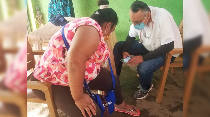 Pacientes con problemas de hipertensión y otras enfermedades son atendidos durante una feria desarrollada por el MINSA en el barrio German Pomares