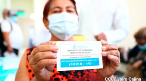 Paciente muestra el certificado de vacunación contra el Covid-19