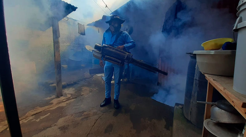 Personal del Ministerio de Salud fumigando una vivienda del barrio Batahola Norte de Managua, Nicaragua.