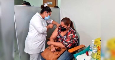 Enfermera del Hospital Escuela Dávila Bolaños aplicando segunda dosis de vacuna contra la covid-19