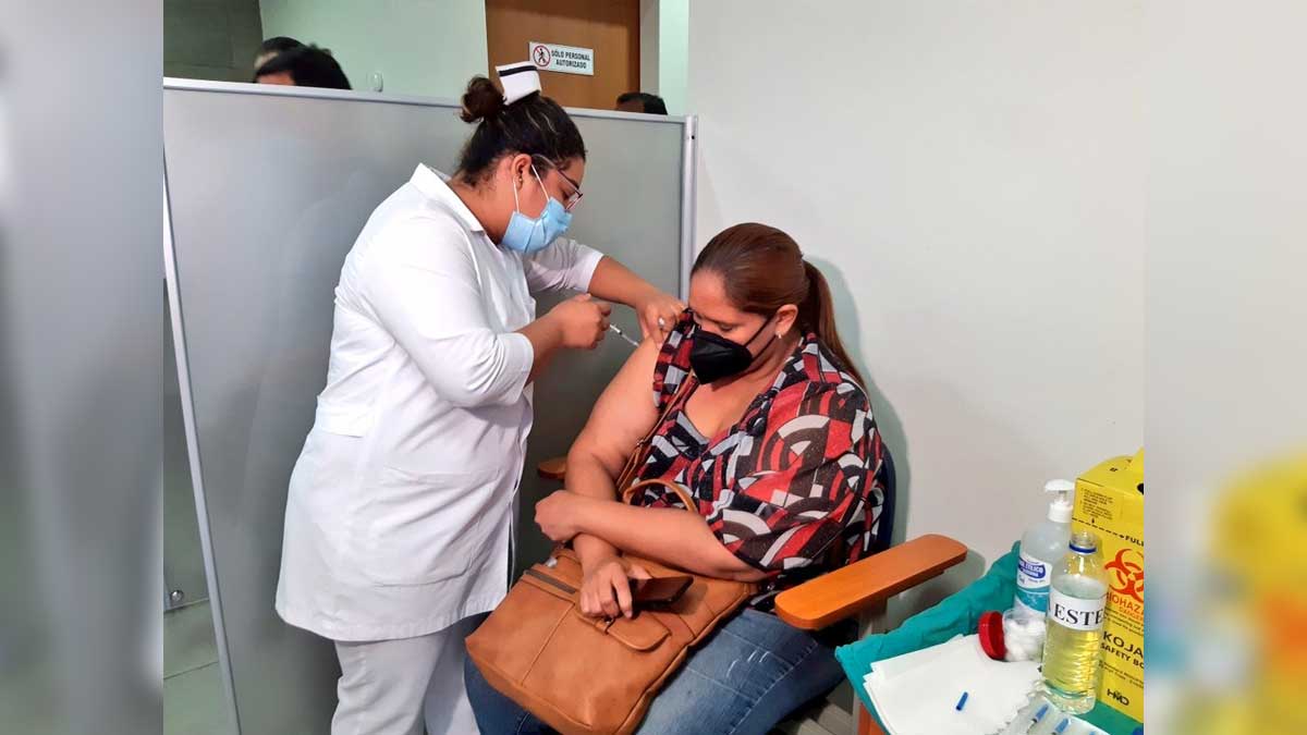Enfermera del Hospital Escuela Dávila Bolaños aplicando segunda dosis de vacuna contra la covid-19