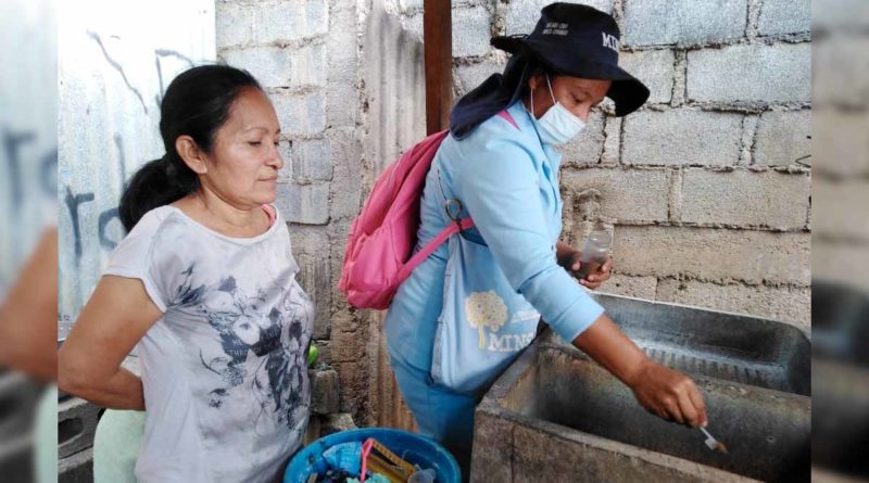 Brigadista del Ministerio de Salud (MINSA), durante la jornada de abatización en barrios de Managua