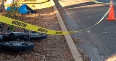Línea policial amarilla delimitando la escena del accidente de tránsito de un motociclista
