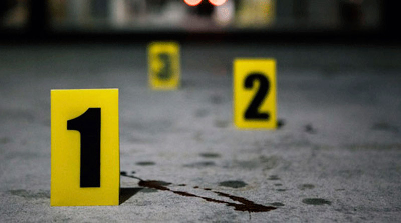 Imagen que muestra marcas de balas y sangre tiradas en el piso