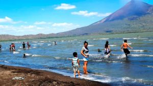 Familias disfrutando en las aguas de los balnerarios de Nagarote y La Paz Centro