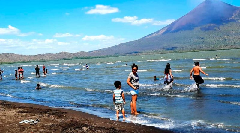Familias disfrutando en las aguas de los balnerarios de Nagarote y La Paz Centro