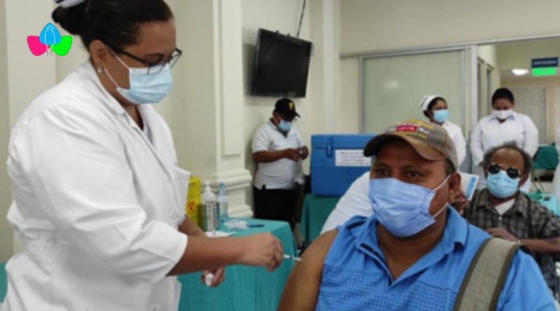 Doctora vacunando a un paciente contra el Covid-19 en el Hospital Cruz Azul, Nicaragua