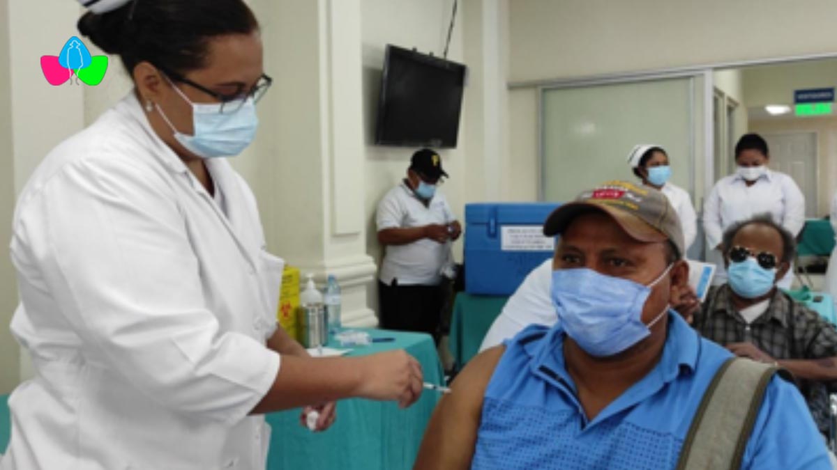 Doctora vacunando a un paciente contra el Covid-19 en el Hospital Cruz Azul, Nicaragua