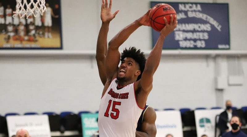 Norchad Omier asestando un chute en un partido de la NCAA con los Lobos de Arkansas State.