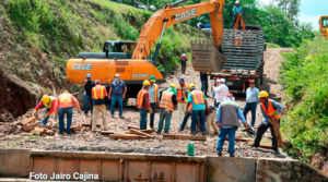 Operarios del MTI trabajan en la construcción del nuevo puente Cuisalá, ubicado en el kilómetro 121 de la carretera Managua–Juigalpa.