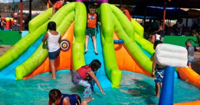 Niños y niñas disfrutando en el parque acuático en Matagalpa