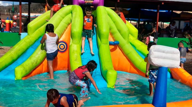 Niños y niñas disfrutando en el parque acuático en Matagalpa