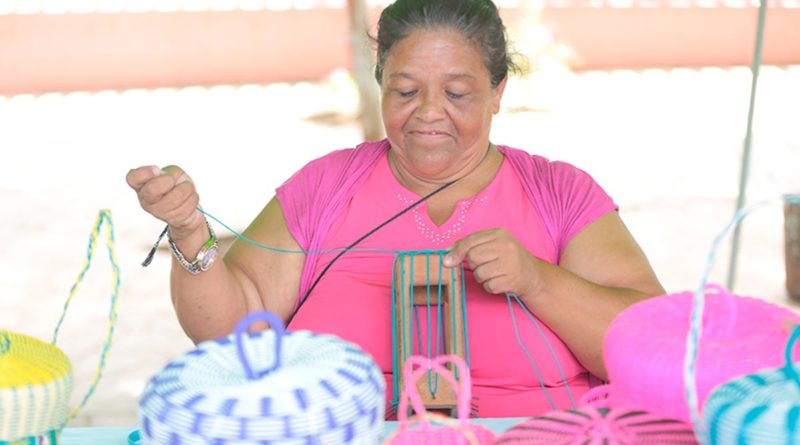 Una persona con discapacidad en Nicaragua realizando un trabajo formal y digno