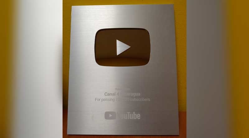 Placa de Plata entregada a Canal 4 Nicaragua por parte de YouTube