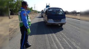 Agente de tránsito de la Policía Nacional de Nicaragua realizando supervisión del tráfico en una carretera