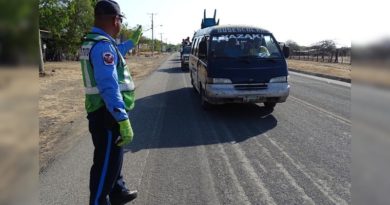 Agente de tránsito de la Policía Nacional de Nicaragua realizando supervisión del tráfico en una carretera