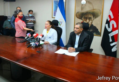 Ministro de Hacienda y Crédito Público, compañero Iván Acosta y la doctora Sonia Castro, Asesora Presidencial en Temas de Salud del Gobierno de Nicaragua durante la presentación del Proyecto “Fortalecimiento de la capacidad de atención a la red de servicio hospitalaria en unidades de salud priorizadas”.