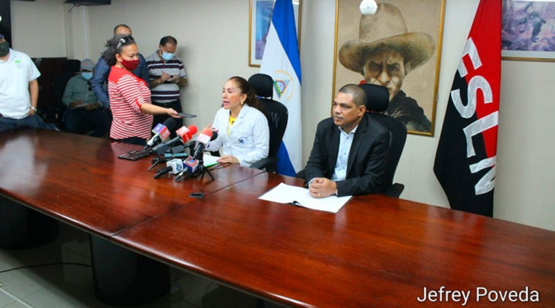 Ministro de Hacienda y Crédito Público, compañero Iván Acosta y la doctora Sonia Castro, Asesora Presidencial en Temas de Salud del Gobierno de Nicaragua durante la presentación del Proyecto “Fortalecimiento de la capacidad de atención a la red de servicio hospitalaria en unidades de salud priorizadas”.