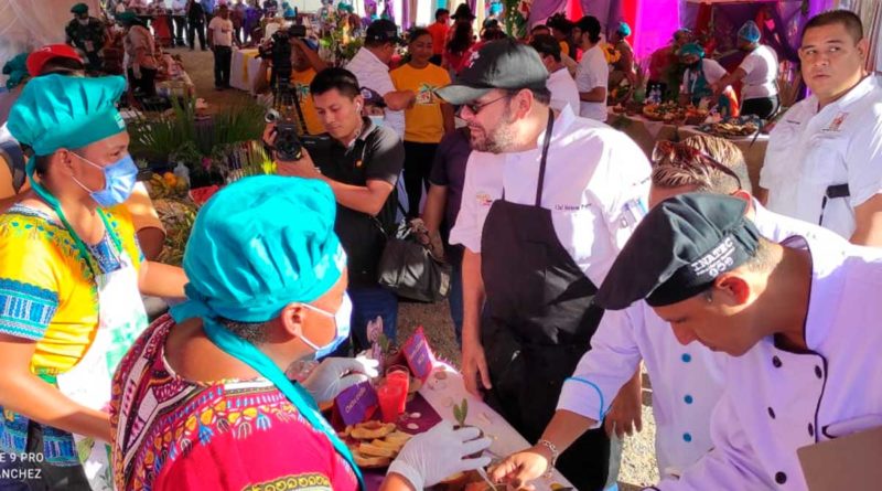 Jurado degustando platillos en concurso sabores de cuaresma