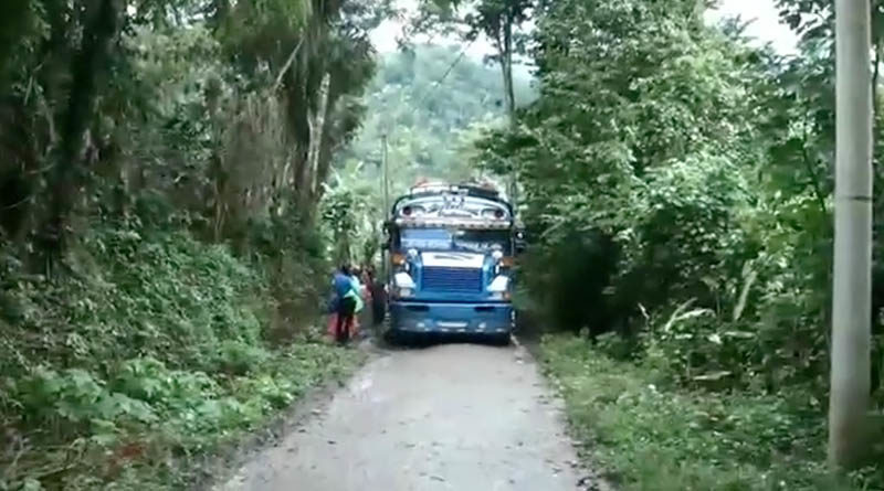 Adolescente fallece al caer de bus que intentaba abordar en Santa María de Pantasma