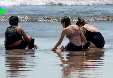 Familias nicaragüenses disfrutando de las playas de Pochomil y Masachapa en Semana Santa.